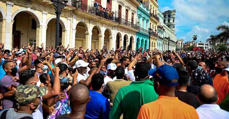 Milhares de cubanos promoveram manifestaes contra o governo no domingo, como em Havana (foto: YAMIL LAGE/AFP)
