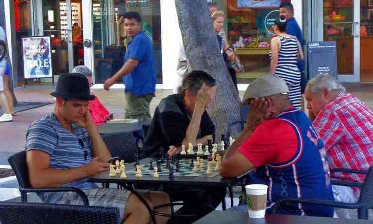 pessoas jogando xadrez numa praa