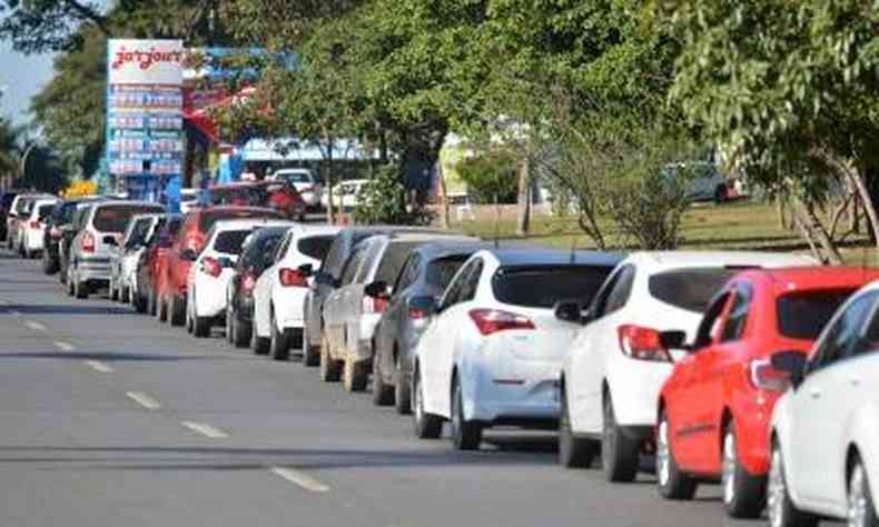 Fila de carros parados, esperando para abastecimento