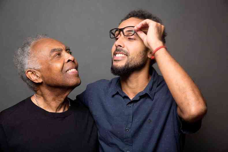 Gilberto Gil e o filho Bem Gil, que assina a produo musical do disco Ok ok ok e a direo da turn que estreia neste sbado em BH (foto: GERARD GIAUME/DIVULGAO)