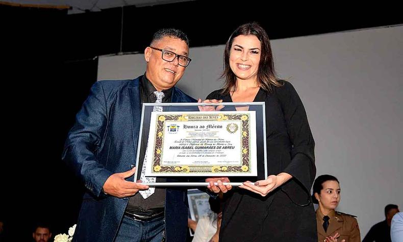 O vereador Delmário Gil Viana, o Mazinho da Quadra, entrega homenagem a Maria Isabel Guimarães de Abreu(foto: Divulgação) O vereador Delmário Gil Viana, o Mazinho da Quadra, entrega homenagem a Maria Isabel Guimarães de Abreu, em Ribeirão das Neves