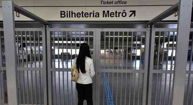 Parte das estaes de metr amanheceram fechadas em So Paulo(foto: NELSON ALMEIDA/AFP)