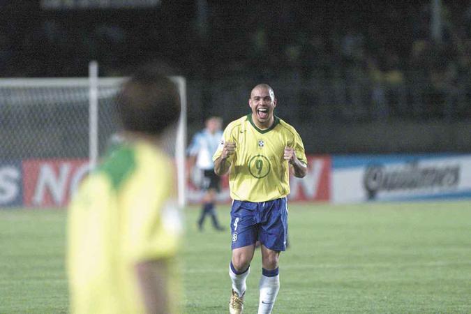 Em 2004, Brasil e Ronaldo voltam ao Mineirão, depois de quase uma década sem jogar no Gigante da Pampulha, para vencer a Argentina por 3 a 1(foto: Jorge Gontijo/EM/D.A Press) Em 2004, Brasil e Ronaldo voltam ao Mineirão, depois de quase uma década sem jogar no Gigante da Pampulha, para vencer a Argentina por 3 a 1(foto: Jorge Gontijo/EM/D.A Press)