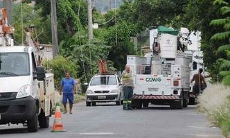 Técnicos retiram fios que caíram perto da subestação: 90 mil pontos de consumo ficaram sem energia(foto: Beto Novaes/EM/DA Press) Técnicos retiram fios que caíram perto da subestação: 90 mil pontos de consumo ficaram sem energia(foto: Beto Novaes/EM/DA Press)