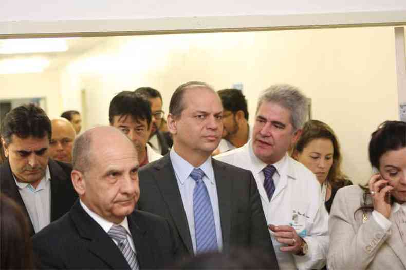 O ministro da Sade, Ricardo Barros, visitou nesta quarta-feira o Hospital da Baleia, em Belo Horizonte(foto: Edsio Ferreira/EM/D.A Press)