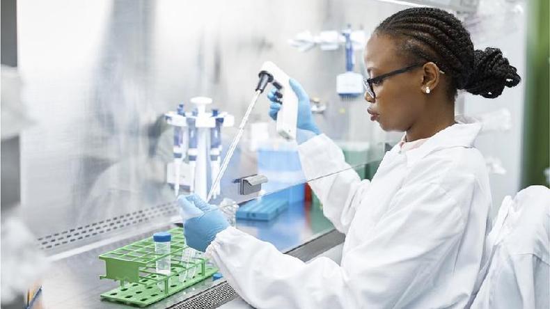 Cientista negra trabalhando