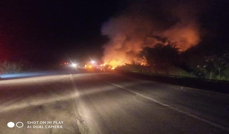 Carreta que transportava bblias pegou fogo na BR-116, na altura de Leopoldina