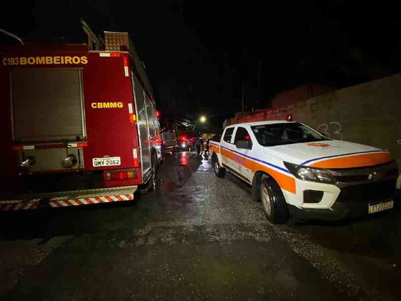 Movimentao dos bombeiros e da defesa civil para salvamento de pessoas no deslizamento em Santa Luzia viaturas Bairro Nossa Senhora do carmo