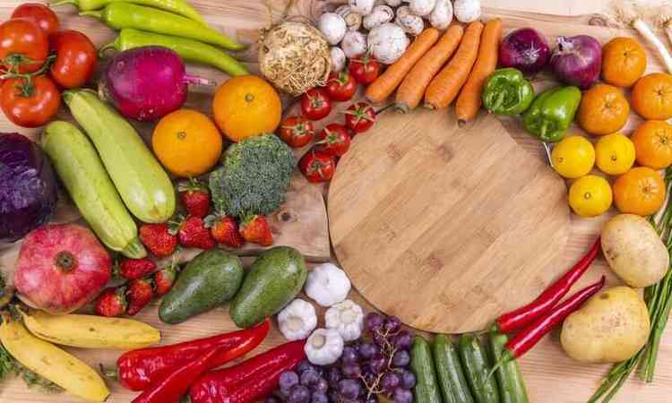 bancada com vegetais, legumes, verduras e frutas, bem colorida