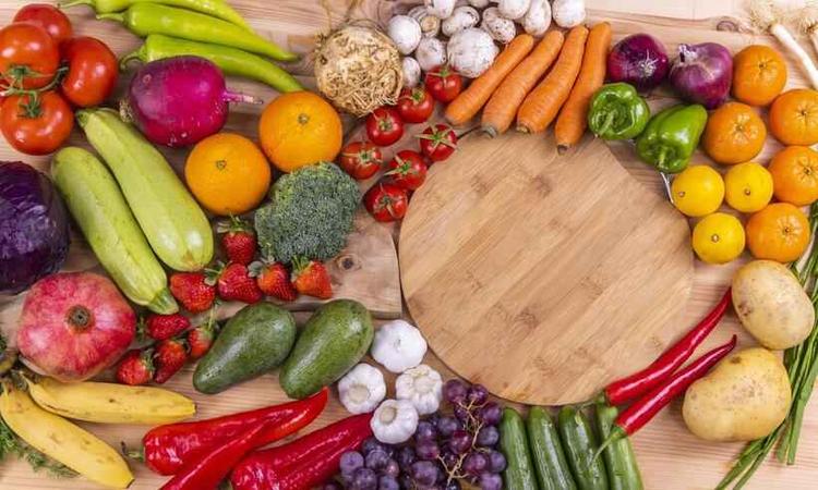 bancada com vegetais, legumes, verduras e frutas, bem colorida