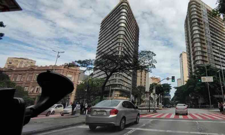 Trnsito com poucos carros na Avenida Afonso Pena; cu nublado