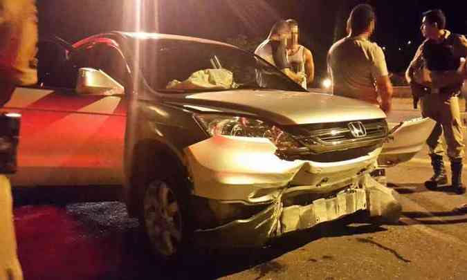 Honda CRV foi recuperado depois que ladro bateu em mureta central da via(foto: Marcos Vieira/EM/D.A.Press)