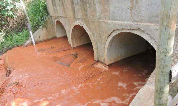 Primeiro vazamento, em 12 de março, contaminou dois rios e prejudicou o abastecimento de água(foto: Credito Nucleo de Crimes Ambientais do MPMG/Divulgação) Primeiro vazamento, em 12 de março, contaminou dois rios e prejudicou o abastecimento de água(foto: Credito Nucleo de Crimes Ambientais do MPMG/Divulgação)