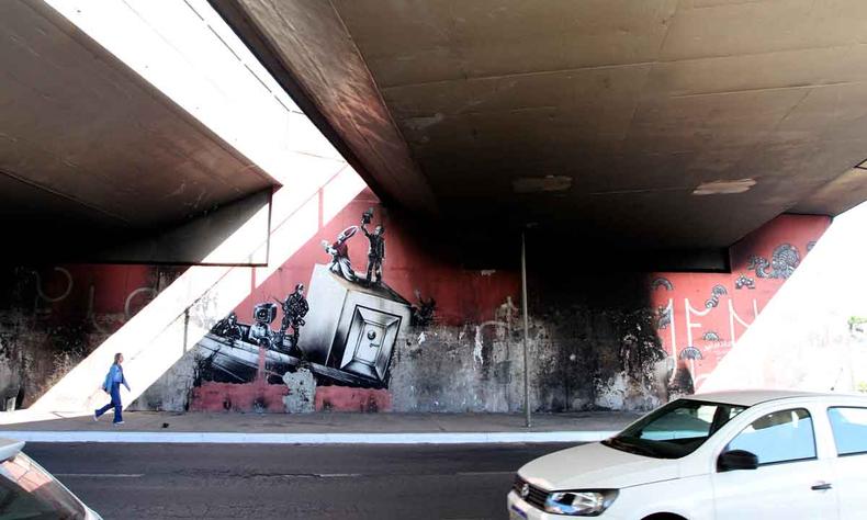 Painel j degradado sob viaduto recorda as tragdias que vitimaram dois jovens. Ambos caram no vo, depois protegido por telas