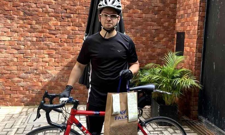 O mestre cervejeiro da Falke Bier, Max Falcone, faz entrega até de bicicleta(foto: Falke Bier/Divulgação) O mestre cervejeiro da Falke Bier, Max Falcone, faz entrega até de bicicleta(foto: Falke Bier/Divulgação)