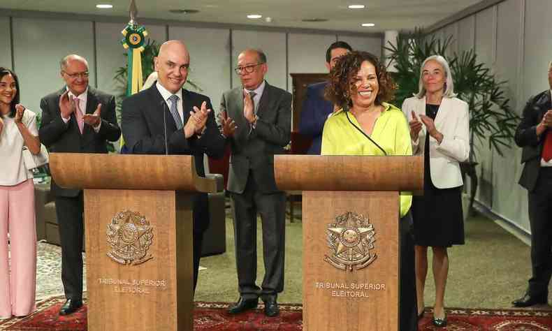 Alexandre de Moraes e Edilene Lobo sendo aplaudidos por ministros do STF no gabinete do presidente do TSE