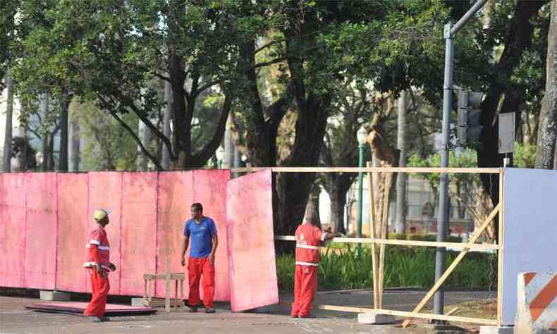 Tapumes instalados ao redor da Praça da Liberdade serão grafitados no domingo(foto: Alexandre Guzanshe/EM/D.A Press)