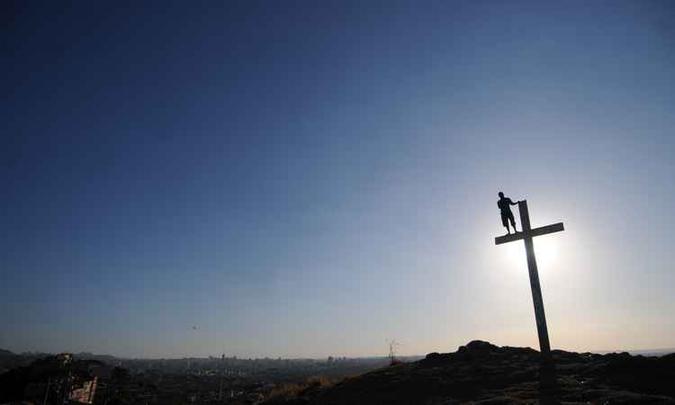 Em dia de calor, cé claro e ar seco, o jovem Júnior subiu no Cruzeiro do Alto do Boa Vista em busca de brisa e para avistar a paisagem local(foto: Leandro Couri/EM/D.A PRESS) Em dia de calor, cé claro e ar seco, o jovem Júnior subiu no Cruzeiro do Alto do Boa Vista em busca de brisa e para avistar a paisagem local(foto: Leandro Couri/EM/D.A PRESS)