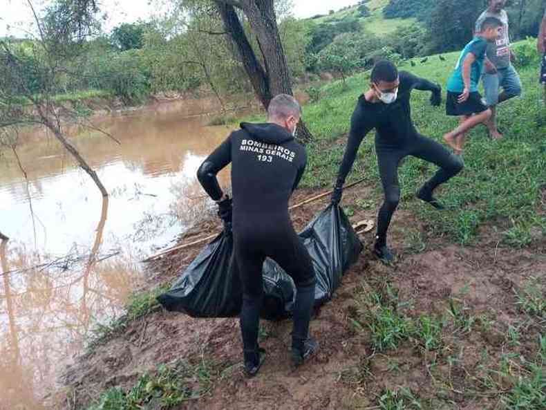 Corpo foi encontrado por morador, que o avistou boiando prximo s margens do rio(foto: CBMMG/Divulgao )
