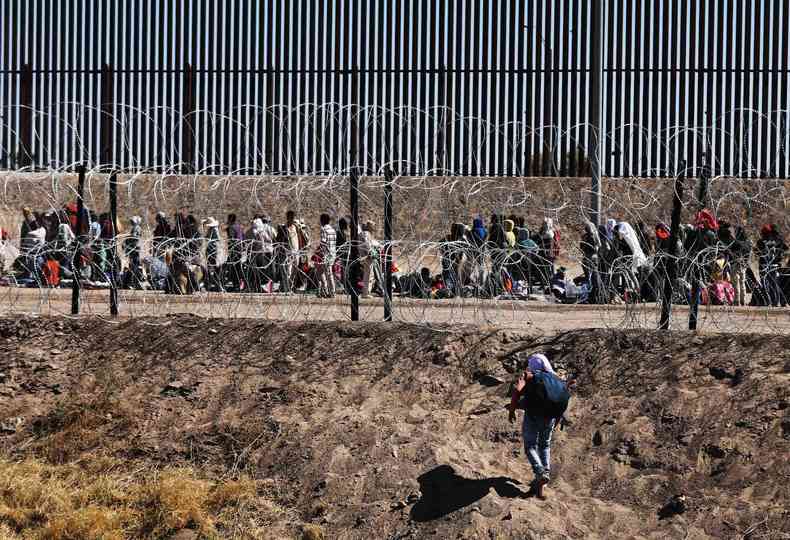 imigrantes ilegais em fila na fronteira do Mxico com os EUA 