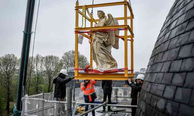 Reforma na Catedral de Notre-Dame: esttuas foram retiradas no fim da semana passada do telhado da igreja(foto: STEPHANE DE SAKUTIN/AFP)