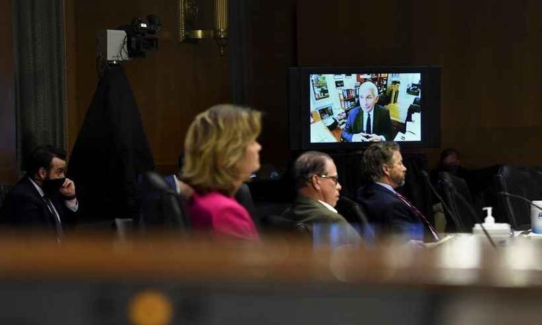 Anthony Fauci depôs em sessão no Senado e se colocou de forma contrária à vontade do presidente Trump(foto: POOL / GETTY IMAGES NORTH AMERICA / Getty Images via AFP) Anthony Fauci depôs em sessão no Senado e se colocou de forma contrária à vontade do presidente Trump(foto: POOL / GETTY IMAGES NORTH AMERICA / Getty Images via AFP)