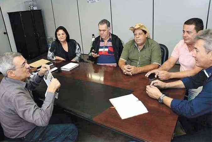 O tucano despachou em seu gabinete (E), cumprimentou auxiliares e moradores (foto: Reproduo/Facebook)