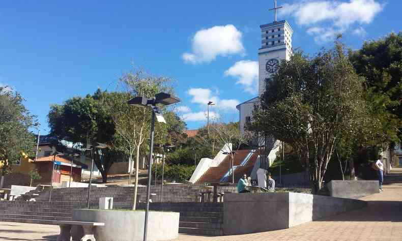 foto mostrando a praça da cidade de Gonçalves