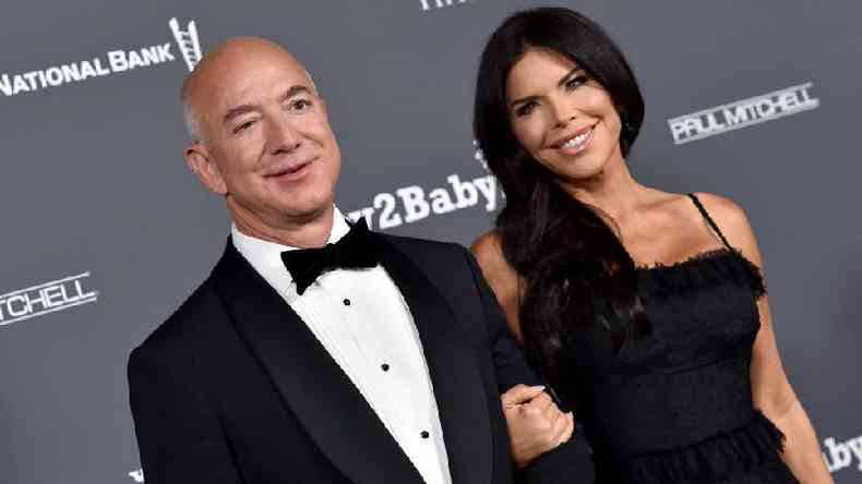 O dono da Amazon, Jeff Bezos, ao lado da namorada Lauren Sanchez