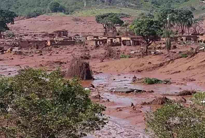 Barragem do Fundo se rompeu matando 19 pessoas em Mariana e devastando a bacia do Rio Doce Bento Rodrigues