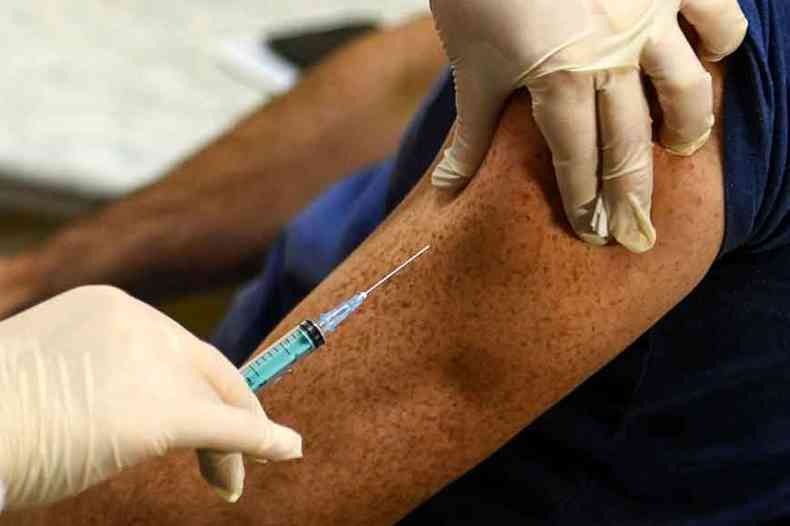 Imunizante  aplicado em paciente na Rssia, mas ainda precisa de autorizao no Brasil (foto: Kiril Kudryavtsev/AFP/Estado Contedo - 5/12/20)