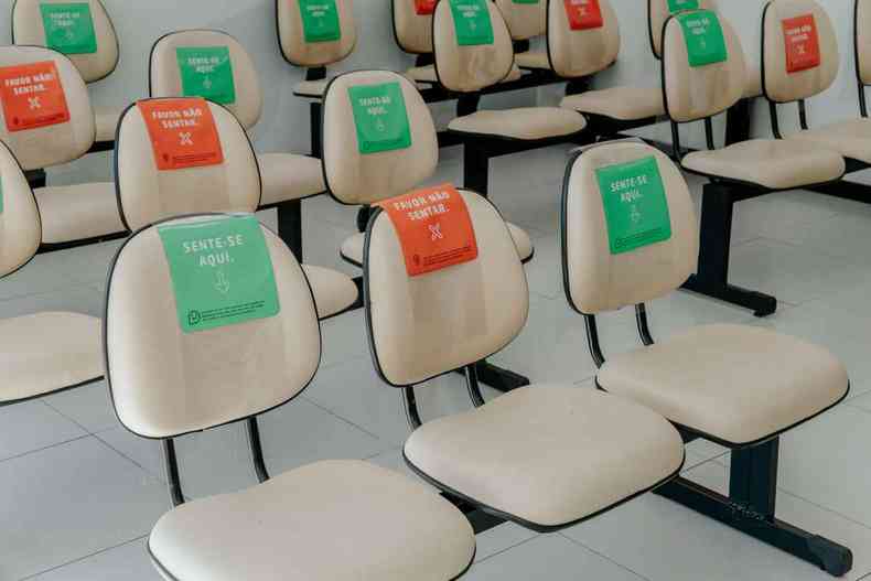 (foto: Redes laboratoriais relatam adaptaes para atendimento na pandemia: distncia de uma cadeira entre assentos na sala de esperea)