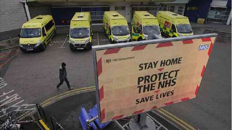 Ambulncias no Royal Liverpool University Hospital, em janeiro de 2021(foto: Getty Images)