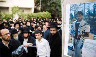 Judeus fazem oraes no funeral de Yohan Cohen, Yohav Hattab, Philippe Braham e Franois-Michel Saada(foto: NIR KAFRI)