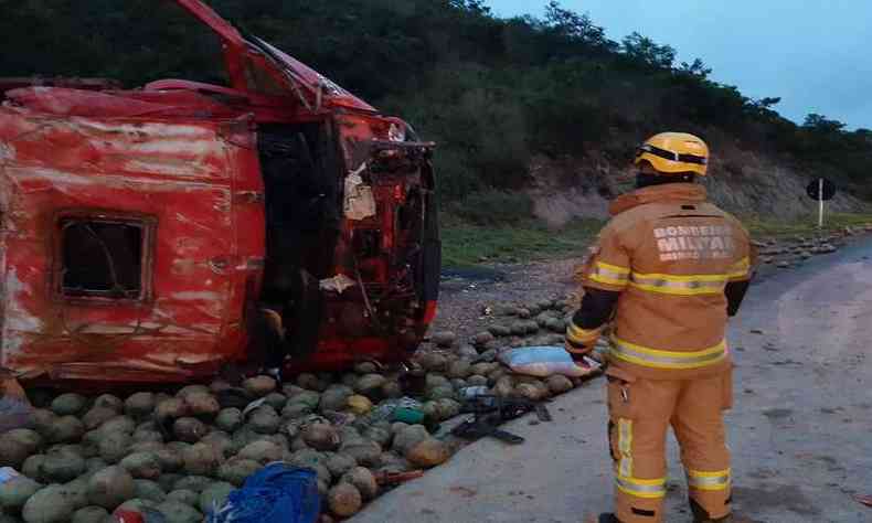 Motorista ficou preso s ferragens e a carga de cocos se espalhou pela pista(foto: Divulgao/ CBMMG)