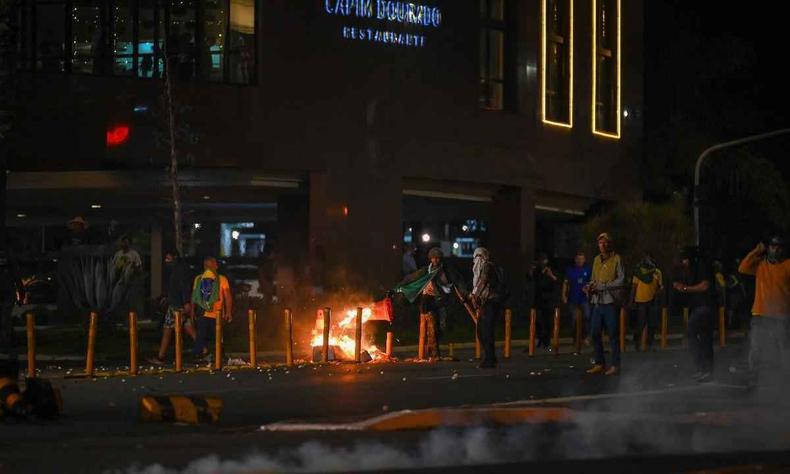 Apoiadores do presidente Jair Bolsonaro colocam fogo em partes da cidade de braslia