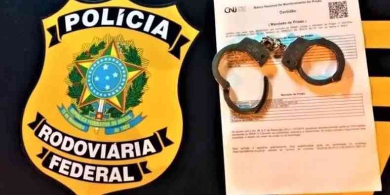 Mandado de priso e algemas ao lado do smbolo da Polcia Rodoviria Federal