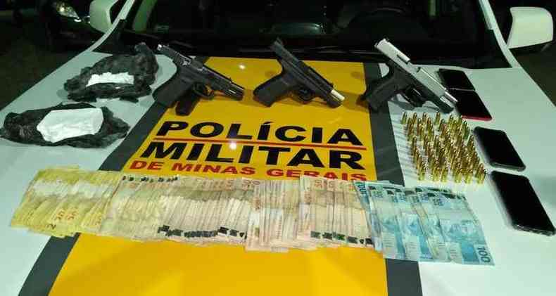 Trs pistolas e 60 munies faziam parte do arsenal dos suspeitos(foto: Polcia Militar/Divulgao)