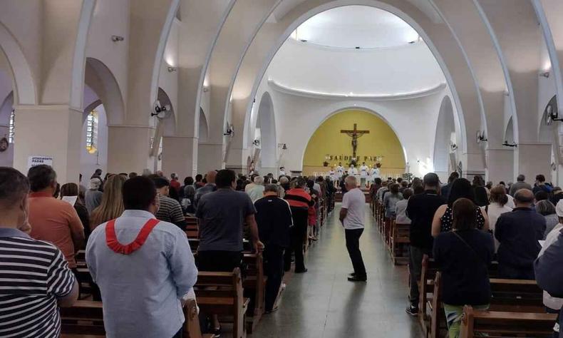 Igreja de Padre Eustquio com fiis na missa