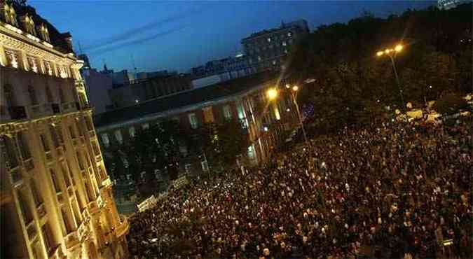 Manifestantes fazem manifestao contra as medidas de austeridade em votao no parlamento espanhol(foto: REUTERS/Susana Vera)