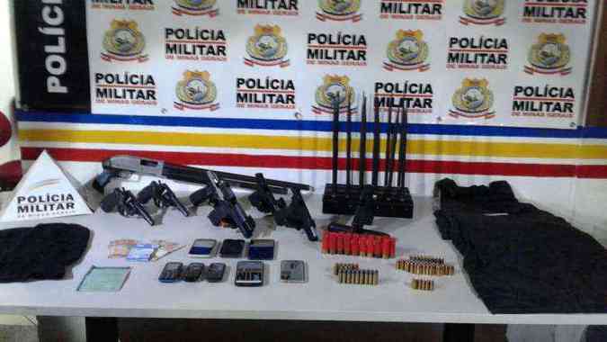Armas e bloqueador de sinal apreendidos com os criminosos(foto: Polcia Militar / Divulgao)