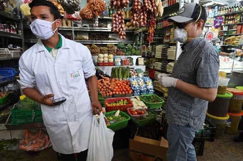 Clientes usando m�scaras em mercado em Lima(foto: Getty Images)