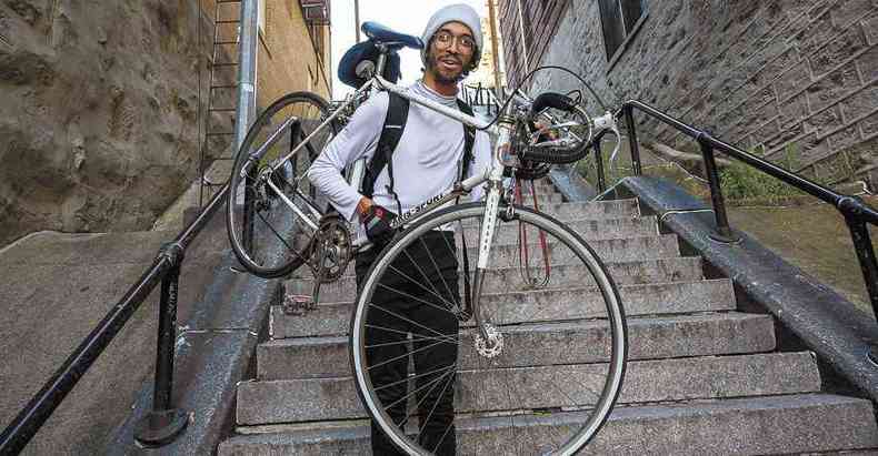 Morador do bairro, Elliott Raylassi tenta atrapalhar os turistas com sua bicicleta. Ele teme que a fama do local atraia a especulao imobiliria (foto: Fotos: Don Emmert/AFP)