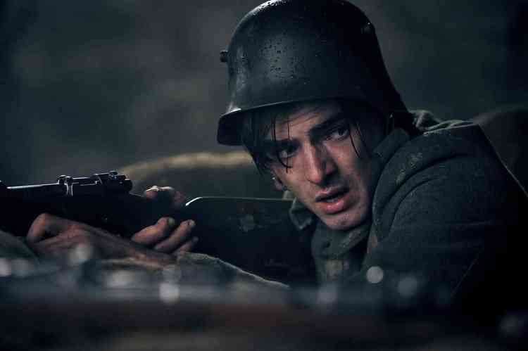 Um jovem com capacete e uma arma olha para trs em imagem do filme 'Nada de novo no front'