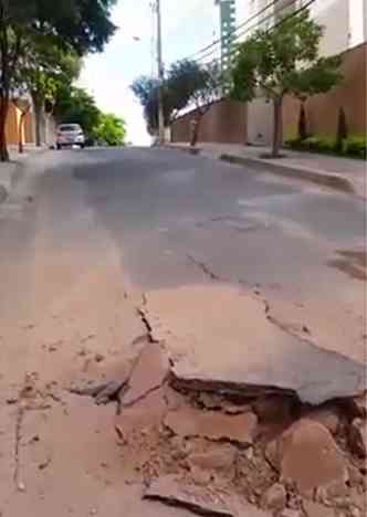 Exploso abriu buraco no asfalto(foto: Reproduo internet/Youtube)