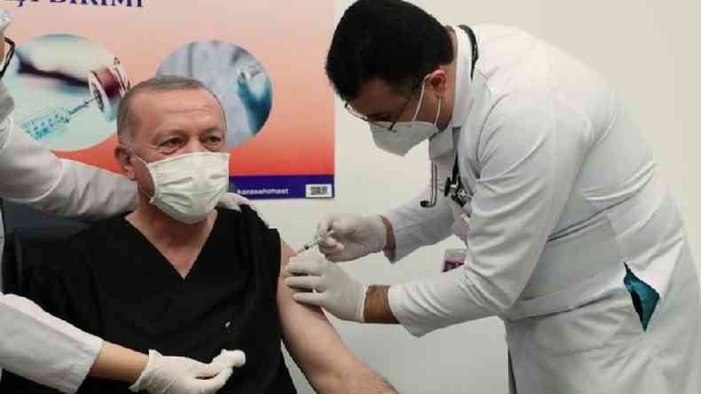 Presidente turco Recep Tayyip Erdogan recebendo uma dose da vacina da Sinovac na Turquia em 14 de janeiro; no Brasil, Bolsonaro afirmou que no pretende se vacinar(foto: Reuters)