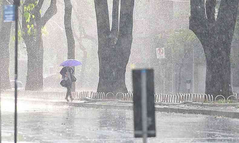 Imagem mostra chuva em BH