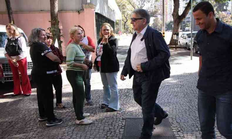 Dilma deixou o local caminhando pela avenida Afonso Pena por volta das 12h30(foto: Edsio Ferreira/EM/D.A Press)