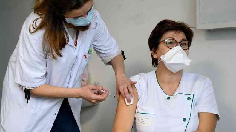 Exames de sangue em pessoas vacinadas encontraram evidências de anticorpos que ajudam a combater a doença causada pelo coronavírus(foto: Getty Images)