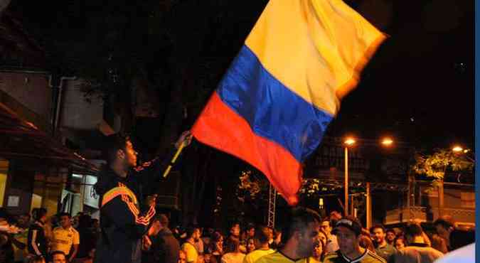 Torcedor levanta a bandeira da Colmbia em festa antes da estreia da seleo colombiana